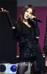 幻灯图：2PM与kARA联合粉丝见面会 带来精彩节目