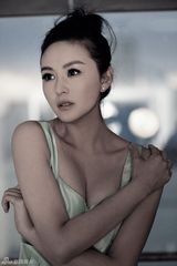 组图：戴娇倩最新唯美写真 妆容精致气质温婉