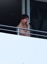 组图：汤姆-克鲁斯半裸载歌载舞 泳池玩水仍绅士