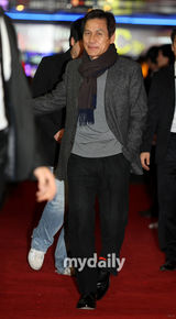 组图：张东健《武士》VIP首映 爱妻与众大腕助阵