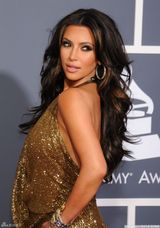 高清图：格莱美红毯 金-卡黛珊大露背礼服美艳