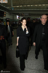 组图：李英爱黑色素衣抵港 疑为悼念韩国海难