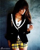 组图：《欢唱团》米雪儿登杂志 大展青春魅力