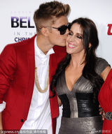 组图：比伯捧场《信仰比伯》首映 当众献吻妈妈