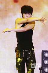 组图：INFINITE首尔举办世界巡回演唱会