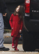 幻灯图集：苏瑞一身红裙亮相 克鲁斯片场享美食