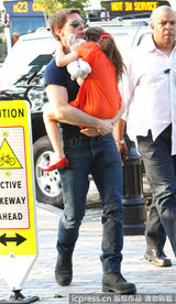 组图：汤姆-克鲁斯离婚后首探爱女 遭狗仔围堵