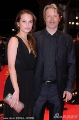 组图：《皇室风流史》首映 麦德斯透视黑裙秀美腿