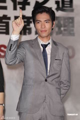 组图：萧敬腾代言手机 “省话一哥”上演表情秀