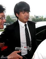 组图：韩星柳时元涉嫌追踪殴打妻子出庭受审