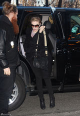 高清组图：斯嘉丽-约翰逊街拍LOOK黑色大衣有型