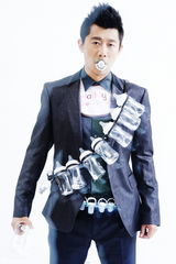 高清图：夏雨007奶爸造型写真 特别装备大玩颠覆