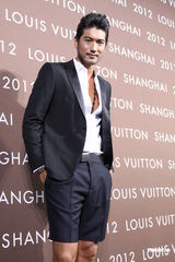 组图：范冰冰野猫造型出席活动 巩俐黑裙保守