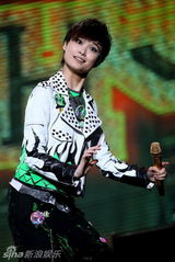 组图：李宇春深圳开唱High翻全场