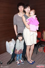 组图：张可颐劝邓萃雯勿太执着 望早发电视牌照