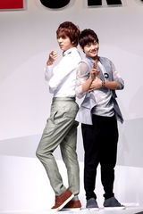 高清组图：俊英同俊台北走秀 帅气可爱表现专业