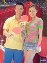 组图：江若琳出席火炬展 曾学体操喜拍动作片