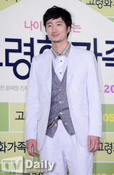 组图：《高龄化家族》试映 孔孝真抹胸短裙清凉