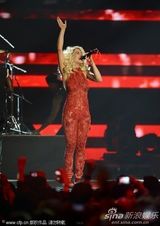 组图：Rita Ora撑黑伞演出 红色蕾丝连身裤秀身段