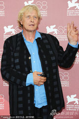 组图：《硬纸盒小镇》记者会 女主角光头造型抢眼