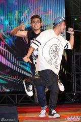 组图：严爵挑战唱跳险破音 林俊杰压轴热舞