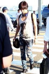 组图：韩团SHINee清凉潮装现身机场赴新