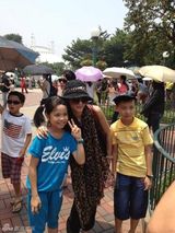 组图：Lucas8月2日5周岁 张柏芝携二子游乐场庆生