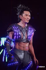 组图：郑伊健开唱遭催婚 女友蒙嘉慧到场欣赏