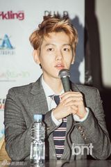 组图：EXO学院风亮相马尼拉记者会 SHINee时尚