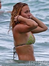 组图：海顿潘妮蒂尔海滩戏水 比基尼秀丰满上围