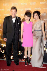 组图：霍震霆出席周年舞会 霍启刚等人陪伴身边