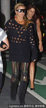 组图：乔丹镂空衫透双球 波霸超出街嘟嘴扮萌