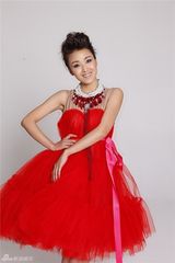 组图：黄曼拍烟熏魅惑写真 红裙飘逸扮鬼马精灵