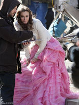 组图：《绯闻女孩》片场莉顿-梅斯特上演吻戏