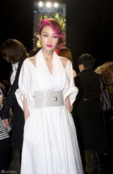 组图：林鹏巴黎时装周玩转换装 梦露造型受追捧