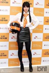 组图：韩团missA秀智戴橙领巾当一日店长