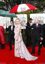 高清组图：克洛伊-塞维尼荷叶边礼服充满膨胀感 