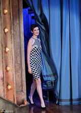 组图：安妮-海瑟薇身穿黑白格裙优雅录节目