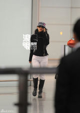 组图：章子怡凌晨单独返京 汪峰躲媒体不见踪影