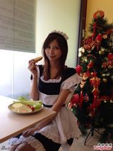 组图：叶子瑄示范甩肉餐 变身长腿女仆下厨