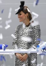 组图：凯特王妃下月将临盆 踩高跟鞋轻盈上楼梯