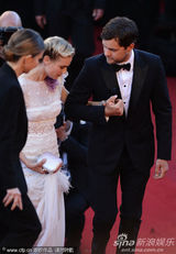 组图：戴安克鲁格戛纳走秀和男友恩爱