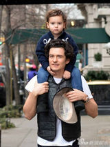 组图：奥兰多携爱子上街 小弗林骑坐肩头笑开花