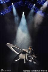 组图：王力宏开唱高空秀琴技 轻捏辣妹舞伴手腕