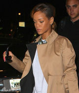 组图：蕾哈娜OL风素颜憔悴 与粉丝合影展亲民