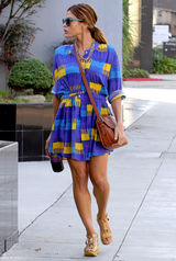 组图：伊娃-门德斯街拍 撞色连衣裙抢眼