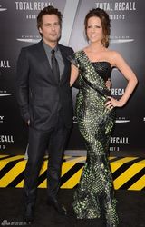 组图：《全面回忆》首映 杰西卡粉裙VS凯特蛇皮纹裙