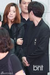 组图：金喜善等含泪参加金宗鹤导演遗体告别式