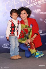 组图：郑秀文红装亮相活力四射 自曝喜欢单人运动