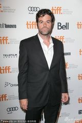 组图：《魔鬼绳结》首映 威瑟斯彭性感露乳沟